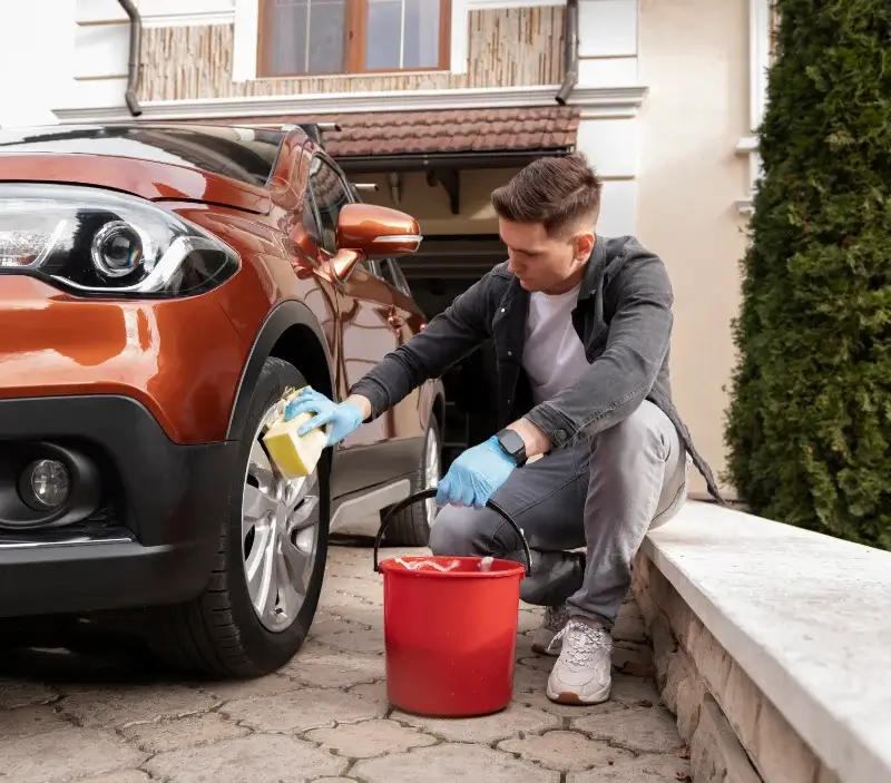 Lavage auto à domicile Mizérieux : professionnel intervenant sur un véhicule